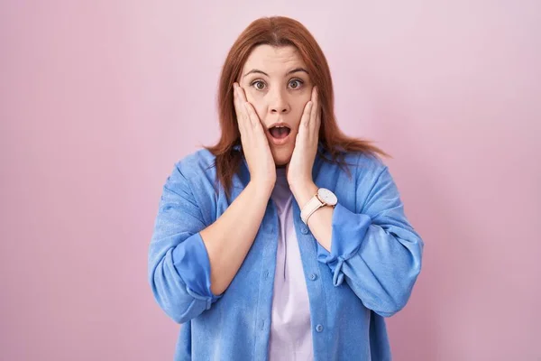 Young Hispanic Woman Red Hair Standing Pink Background Afraid Shocked —  Fotos de Stock