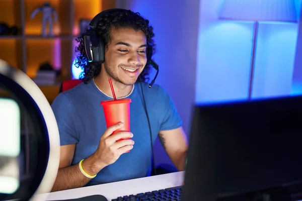 Junger Lateinischer Mann Spielt Videospiel Und Trinkt Getränke Spielothek — Stockfoto