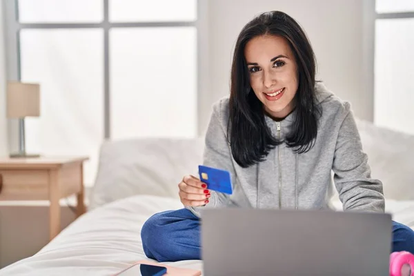 Young Caucasian Woman Using Laptop Credit Card Sitting Bed Bedroom — Stockfoto