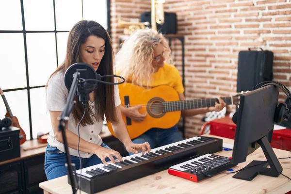 Dos Mujeres Músicos Cantando Canciones Tocando Guitarra Clásica Piano Estudio — Foto de Stock
