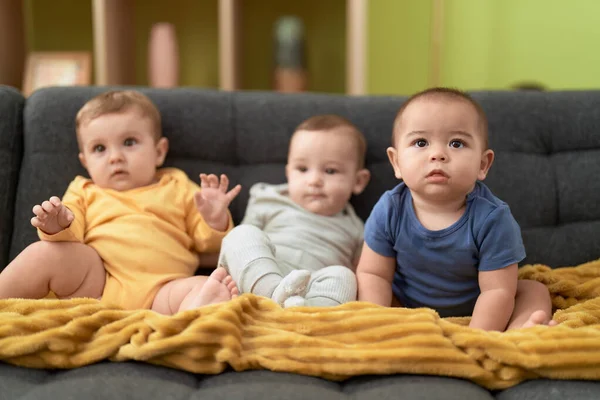 Gruppe Von Kleinkindern Sitzt Hause Auf Sofa — Stockfoto