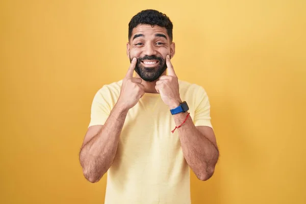 Hispanic Man Beard Standing Yellow Background Smiling Open Mouth Fingers — Stock Photo, Image