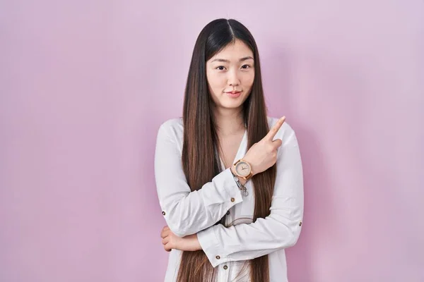 Chinois Jeune Femme Debout Sur Fond Rose Pointant Avec Doigt — Photo