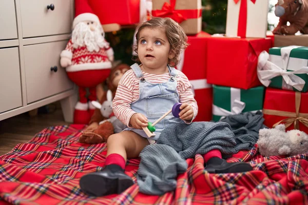 Rozkošný Hispánský Dívka Usměvavý Jistý Sedí Podlaze Vánočního Stromečku Doma — Stock fotografie