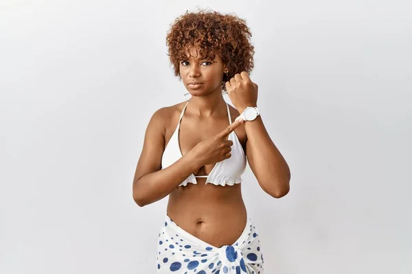 Young African American Woman Curly Hair Wearing Bikini Hurry Pointing — Stockfoto