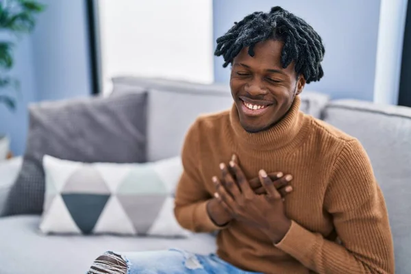 Afroamerikaner Sitzt Hause Auf Sofa Mit Den Händen Auf Der — Stockfoto