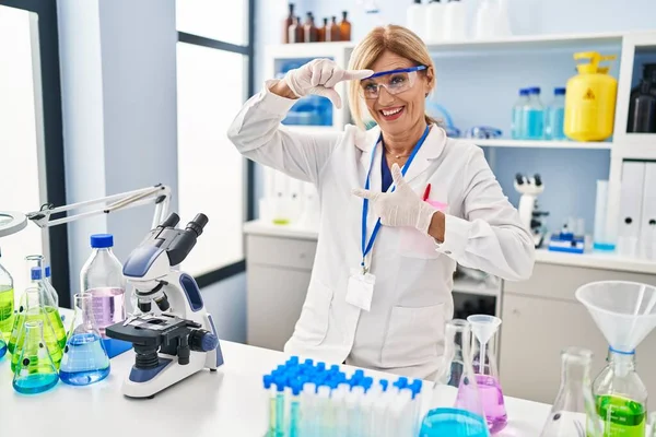 Блондинка Середнього Віку Працює Науковій Лабораторії Посміхаючись Роблячи Рамку Руками — стокове фото