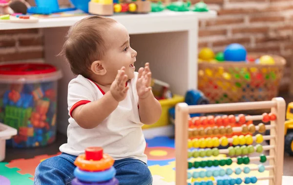 Bedårande Hispanic Baby Leka Med Abacus Och Tunnband Spel Applåderar — Stockfoto