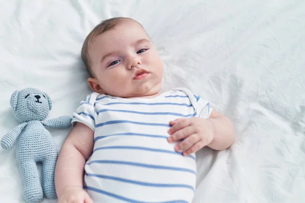 Sevimli Beyaz Bebek Yatak Odasında Gevşek Bir Ifadeyle Yatakta Yatıyor — Stok fotoğraf