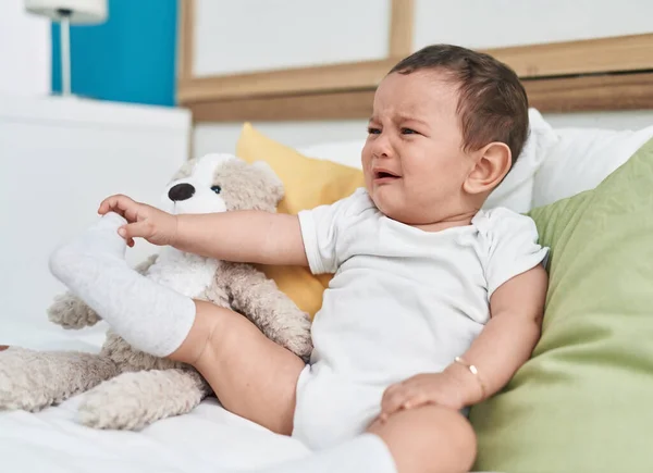 Adorável Bebê Hispânico Sentado Cama Chorando Quarto — Fotografia de Stock