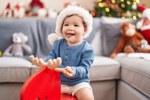 Sevimli Beyaz Bebek Evde Ren Geyiğiyle Oynuyor Noel Ağacında Sallanıyor — Stok fotoğraf