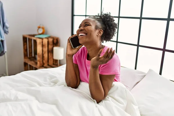 African American Woman Talking Smartphone Sitting Bed Bedroom — Stock Photo, Image