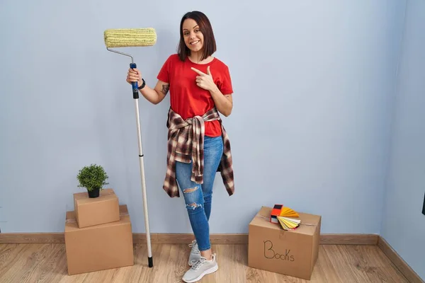 Young Hispanic Woman Painting Home Walls Paint Roller Cheerful Smile — Stock fotografie