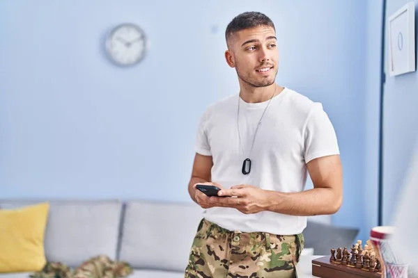 Joven Soldado Del Ejército Hispano Usando Smartphone Casa — Foto de Stock