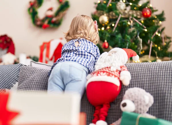 Adorável Menina Hispânica Sofá Pela Árvore Natal Casa — Fotografia de Stock