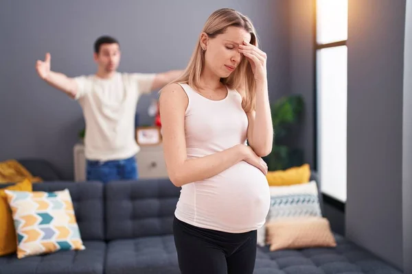 Kadın Erkek Evde Bebek Kavgası Bekliyor — Stok fotoğraf