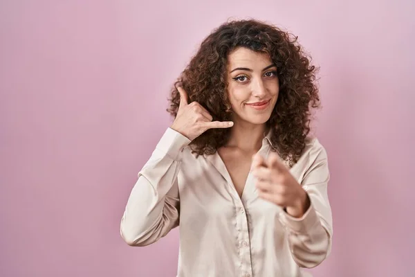 Hispanic Woman Curly Hair Standing Pink Background Smiling Doing Talking — Stock Photo, Image