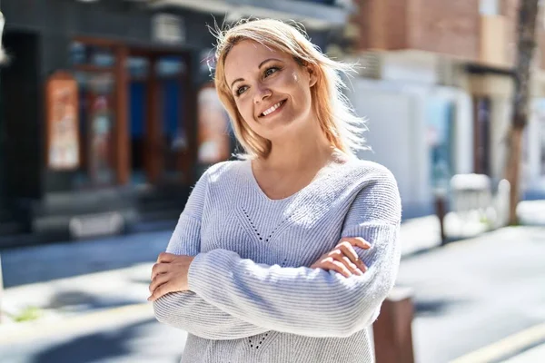 Young Blonde Woman Standing Arms Crossed Gesture Street — Stock Photo, Image