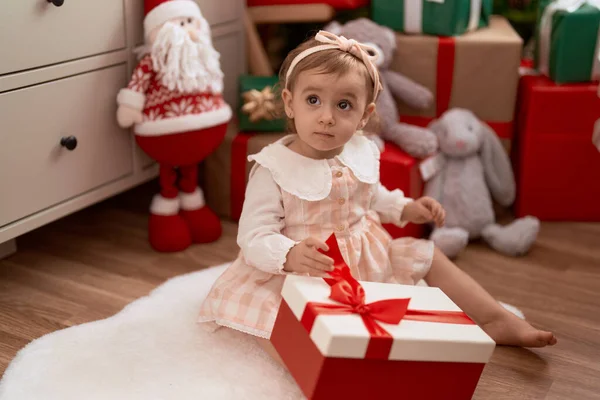 Adorable Chica Caucásica Desembalaje Regalo Sentado Suelo Por Árbol Navidad — Foto de Stock