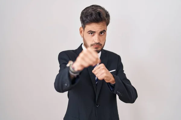 Dövmeli Takım Elbiseli Kravatlı Genç Bir Spanyol Dövüşmek Için Yumruk — Stok fotoğraf