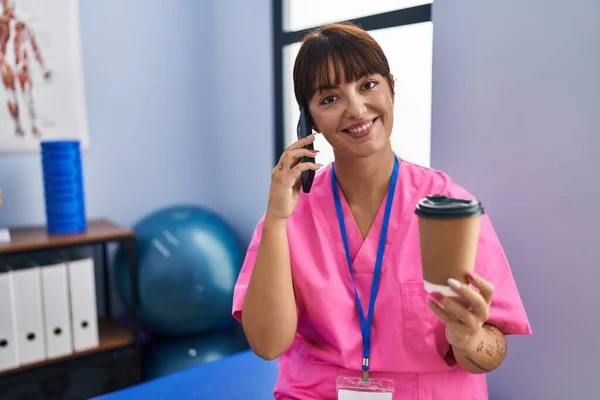 Ung Vacker Latinamerikansk Kvinna Sjukgymnast Talar Smartphone Dricka Kaffe Rehab — Stockfoto