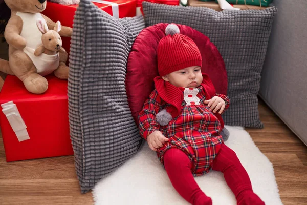 Adorable Bebé Caucásico Sentado Suelo Por Regalos Navidad Casa —  Fotos de Stock