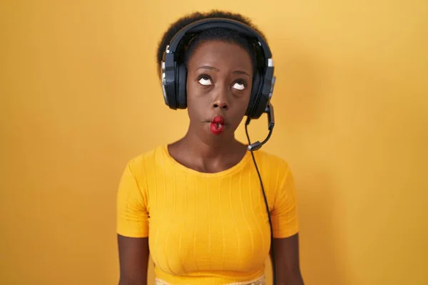 African Woman Curly Hair Standing Yellow Background Wearing Headphones Making — Stock Photo, Image