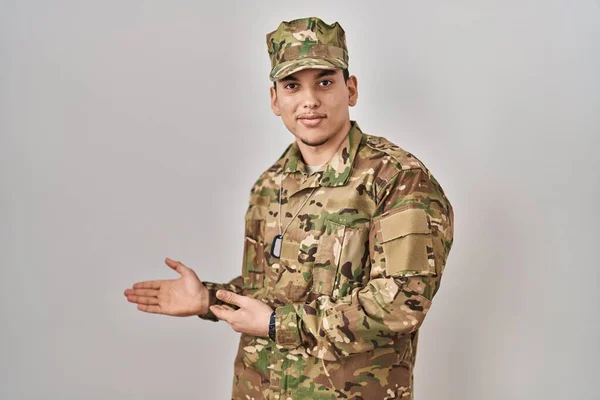 Mladý Arabský Muž Maskovací Armádní Uniformě Zvoucí Vstupu Úsměvem Přirozené — Stock fotografie