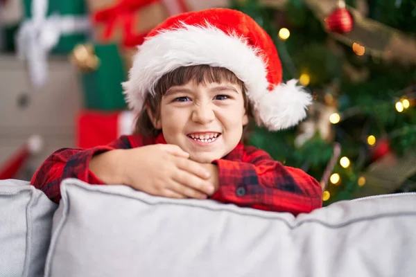 Liebenswertes Kleinkind Lächelt Selbstbewusst Heimischen Weihnachtsbaum — Stockfoto