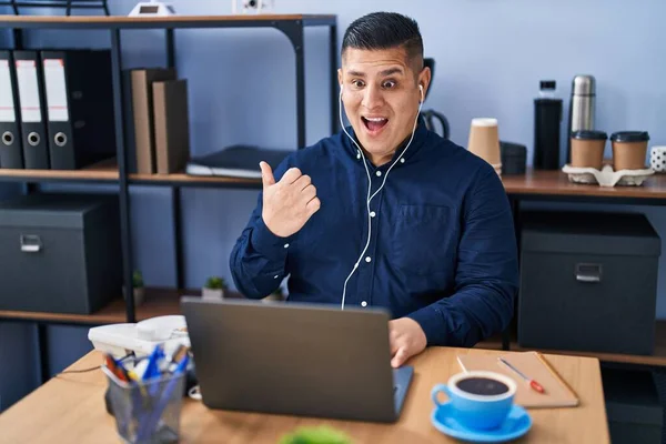 Hispanischer Junger Mann Arbeitet Büro Mit Laptop Der Daumen Zur — Stockfoto