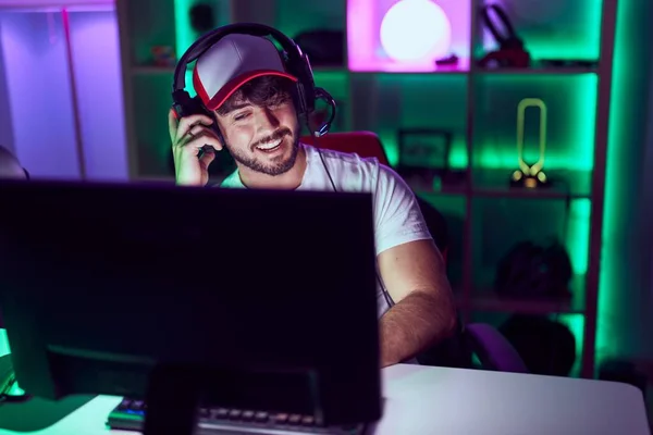Young Hispanic Man Streamer Using Computer Headphones Gamin Room — Stockfoto