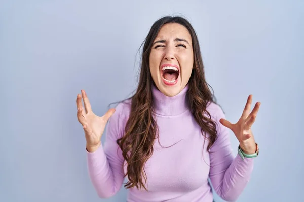 Young Brunette Woman Standing Blue Background Crazy Mad Shouting Yelling — Stock Photo, Image