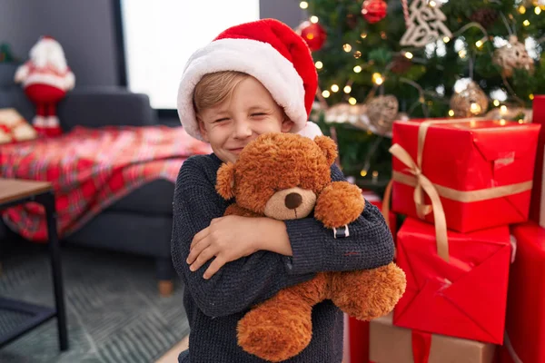 Adorable Niño Abrazando Oso Peluche Pie Junto Árbol Navidad Casa — Foto de Stock