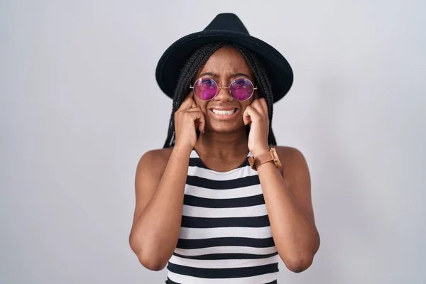 Young African American Braids Wearing Hat Sunglasses Covering Ears Fingers — Stockfoto