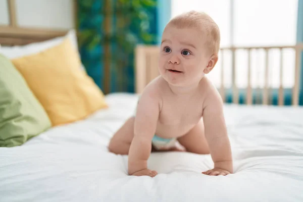 Schattige Blanke Baby Glimlachend Zelfverzekerd Kruipen Bed Slaapkamer — Stockfoto