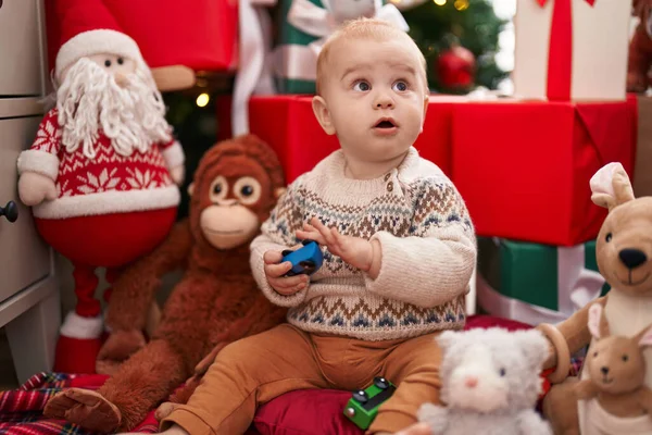 Sevimli Beyaz Bebek Evde Noel Hediyeleriyle Yerde Oturup Araba Oyuncağıyla — Stok fotoğraf