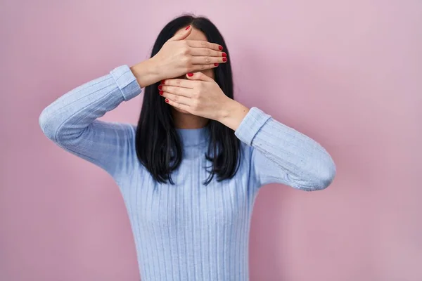 Hispanic Woman Standing Pink Background Covering Eyes Mouth Hands Surprised — Zdjęcie stockowe