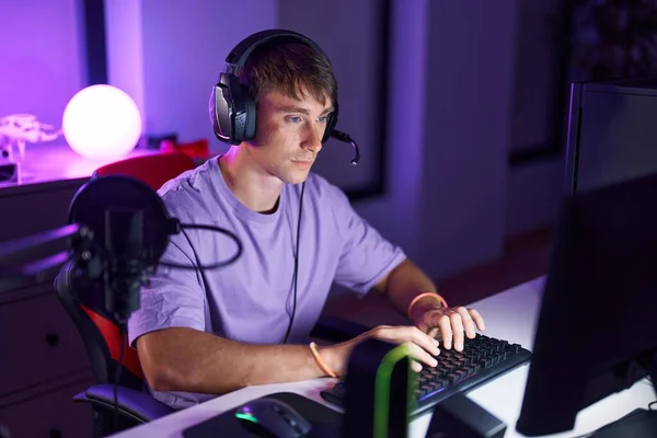 Genç Beyaz Adam Oyun Odasında Bilgisayar Kullanarak Video Oyunu Oynuyor — Stok fotoğraf