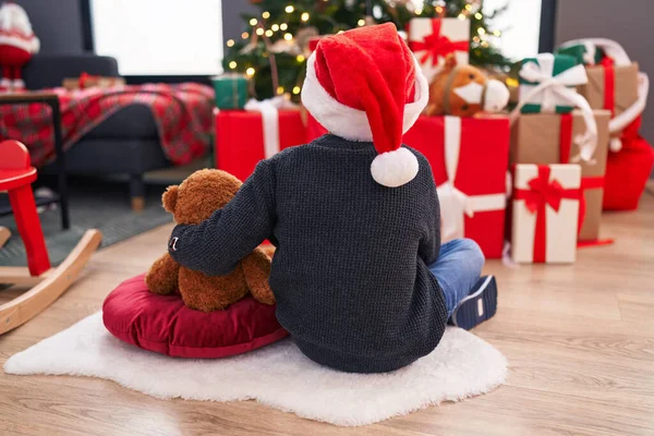 Adorable Niño Abrazando Oso Peluche Sentado Suelo Por Árbol Navidad — Foto de Stock