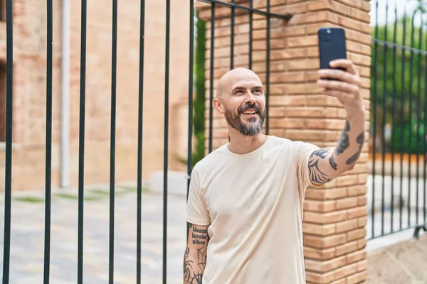 Young Bald Man Smiling Confident Making Selfie Smartphone Street — ストック写真