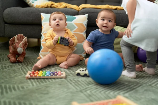 Zwei Kleinkinder Spielen Hause Mit Spielzeug Auf Dem Boden — Stockfoto