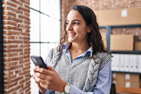 Jonge Spaanse Vrouw Commerce Business Werknemer Met Behulp Van Smartphone — Stockfoto