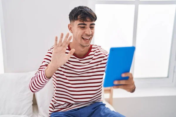 Joven Hombre Hispano Usando Touchpad Sentado Cama Luciendo Positivo Feliz —  Fotos de Stock