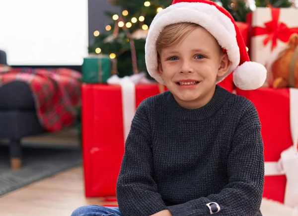 Adorable Niño Sonriendo Confiado Sentado Suelo Por Árbol Navidad Casa —  Fotos de Stock
