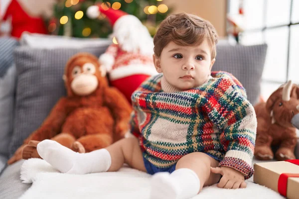 Adorable Niño Hispano Sentado Sofá Junto Árbol Navidad Casa —  Fotos de Stock