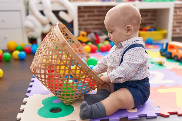 可爱的高加索婴儿在幼儿园的地板上玩球 — 图库照片