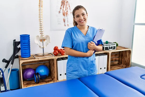 Young Hispanic Woman Wearing Physiotherapy Uniform Holding Clipboard Sport Center — Stock Photo, Image