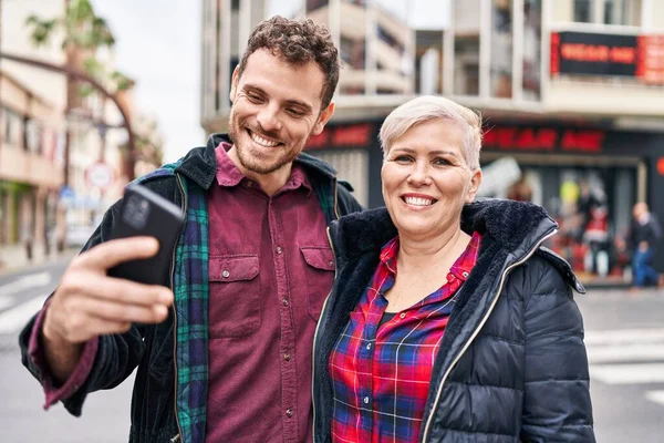 Μητέρα Και Γιος Χαμογελώντας Αυτοπεποίθηση Χρησιμοποιώντας Smartphone Στο Δρόμο — Φωτογραφία Αρχείου