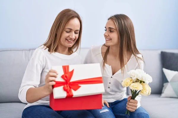Two Women Mother Daughter Surprise Birthday Gift Flowers Home — ストック写真