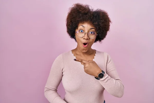 Young African American Woman Standing Pink Background Surprised Pointing Finger — 图库照片